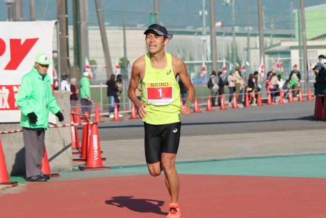 プロランナー川内優輝選手、11年間でフルマラソン完走100回を達成！